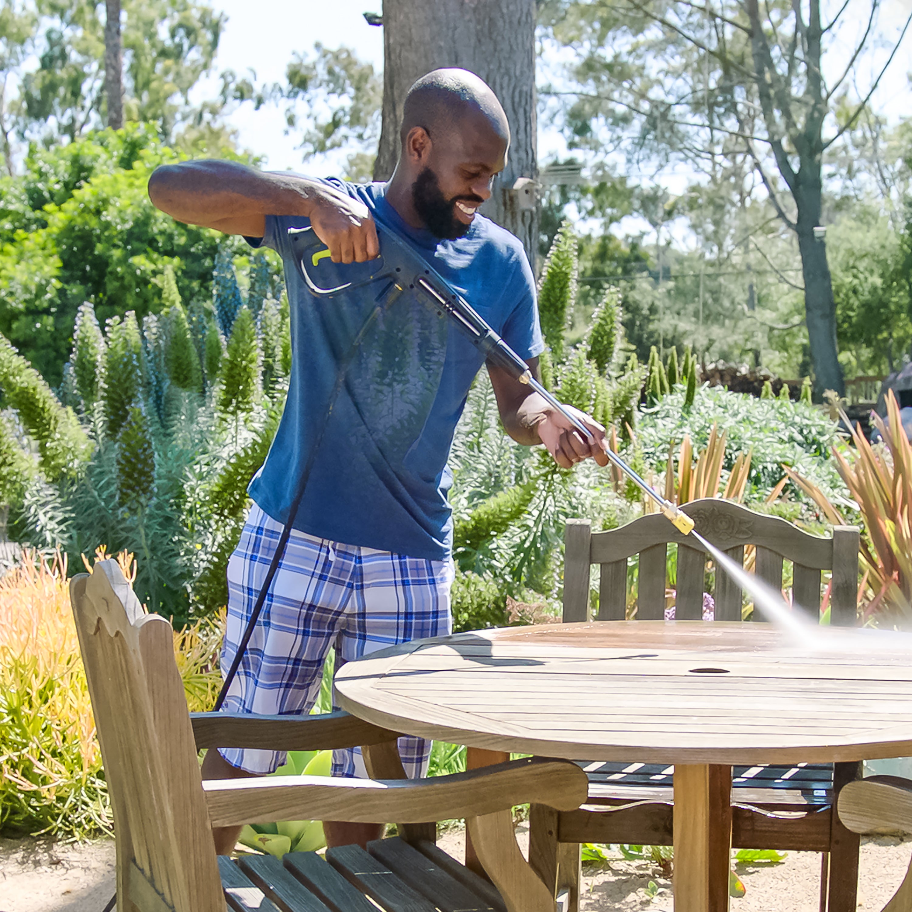 man using SPX3000-MAX to clean outdoor table